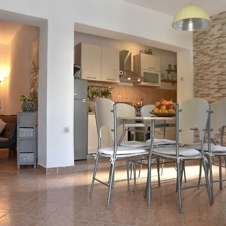 Apartment 50 Meters From The Beach! Flower Kastela