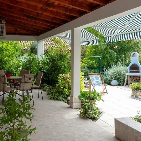 50 Meters From The Beach! Flower Apartment Kaštela